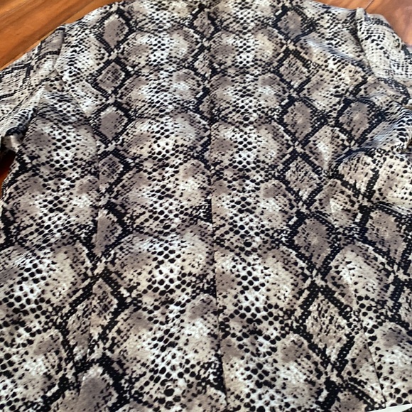 Size medium animal print blazer from 89th and Madison - Picture 6 of 7